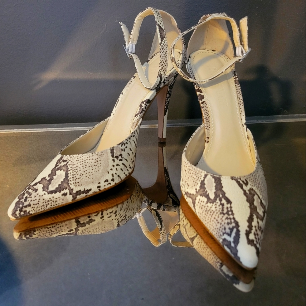 Colin Stuart Snakeskin Print Pumps